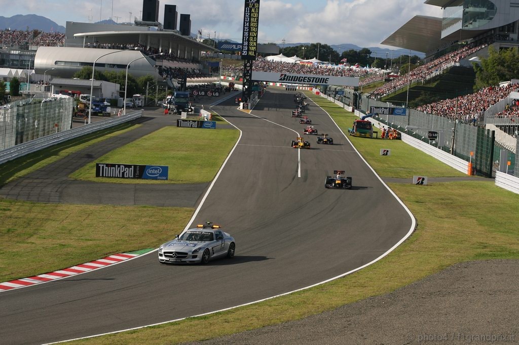 GP Giappone, Gara, The Safety car davanti a Sebastian Vettel (GER), Red Bull Racing, RB6 