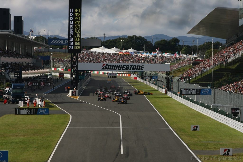 GP Giappone, Gara, Start, Vitaly Petrov (RUS), Renault F1 Team, R30 crash 