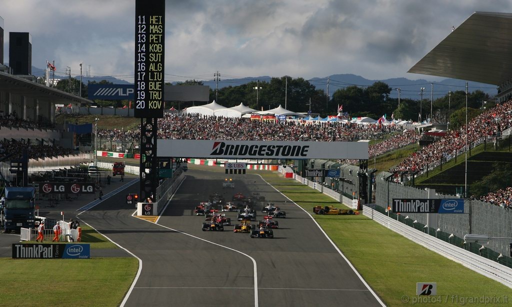 GP Giappone, Gara, Start, Vitaly Petrov (RUS), Renault F1 Team, R30 crash