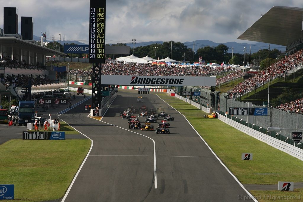 GP Giappone, Gara, Start, Vitaly Petrov (RUS), Renault F1 Team, R30 crash 