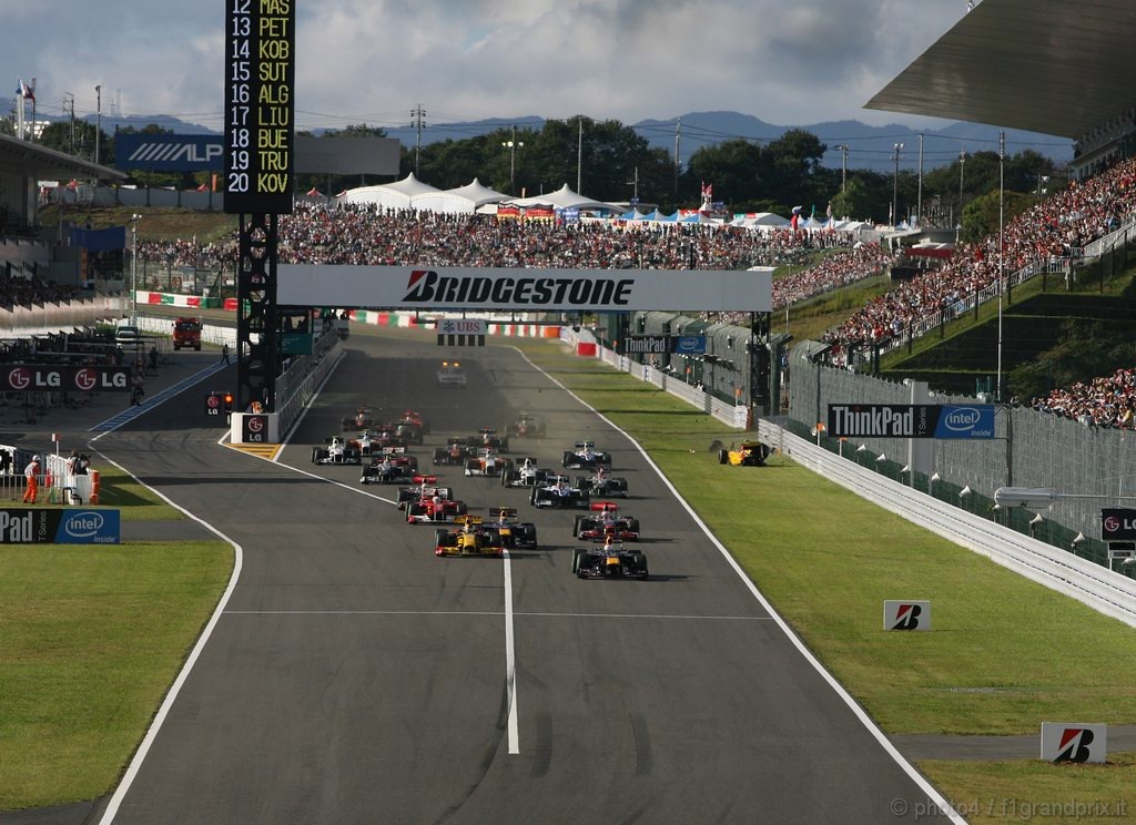 GP Giappone, Gara, Start, Vitaly Petrov (RUS), Renault F1 Team, R30 crash 