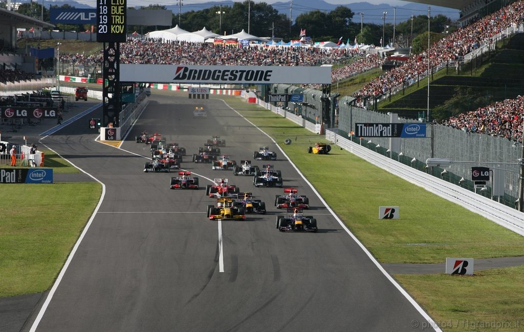 GP Giappone, Gara, Start, Vitaly Petrov (RUS), Renault F1 Team, R30 crash 