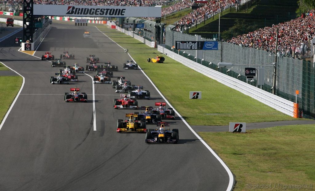 GP Giappone, Gara, Start, Vitaly Petrov (RUS), Renault F1 Team, R30 crash