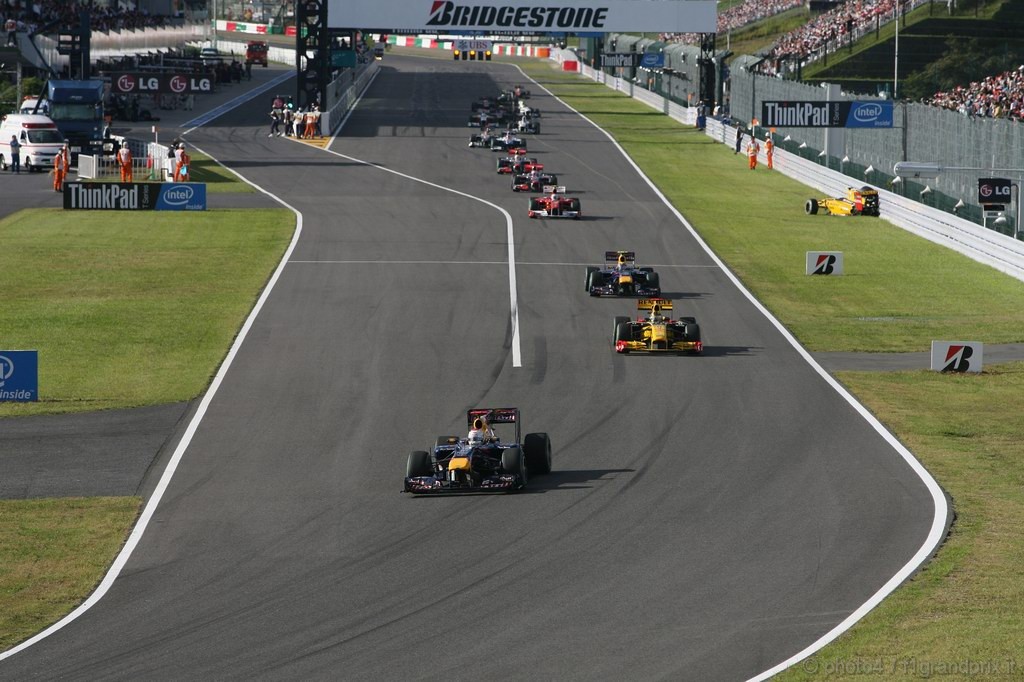 GP Giappone, Gara, Sebastian Vettel (GER), Red Bull Racing, RB6 davanti a Robert Kubica (POL), Renault F1 Team, R30 