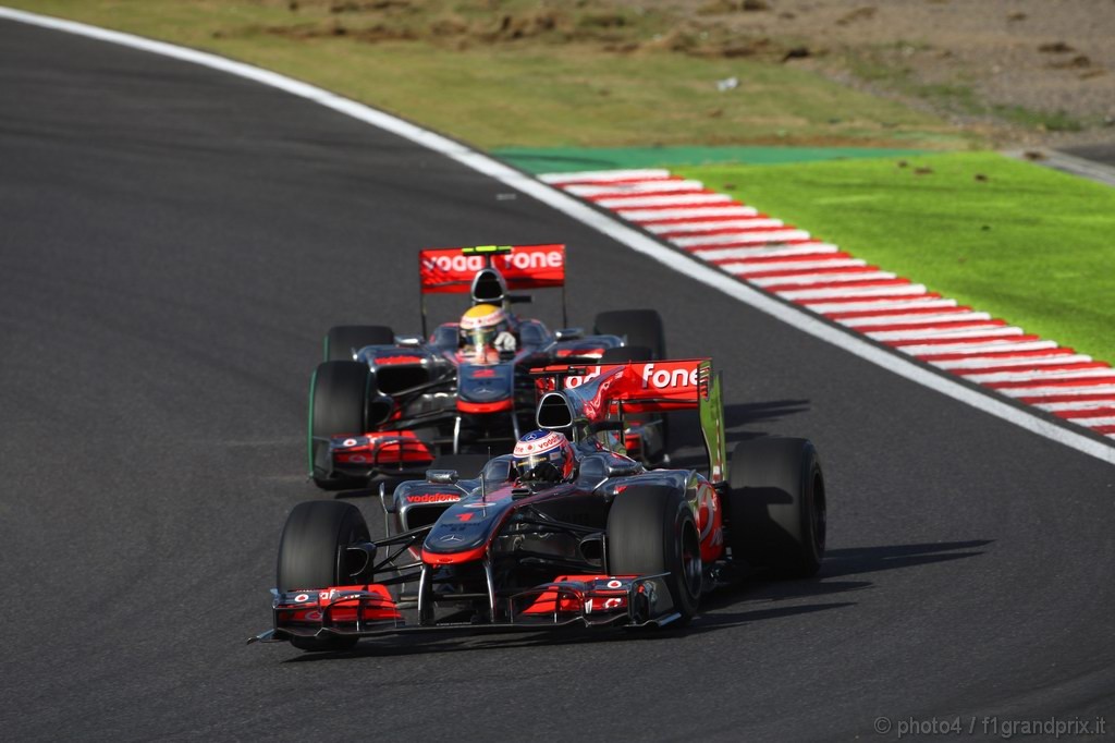 GP Giappone, Gara, Jenson Button (GBR), McLaren Mercedes, MP4-25 davanti a Lewis Hamilton (GBR), McLaren Mercedes, MP4-25