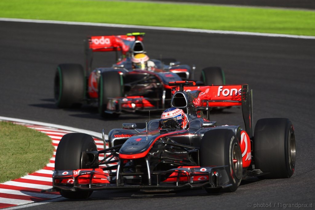 GP Giappone, Gara, Jenson Button (GBR), McLaren  Mercedes, MP4-25 davanti a Lewis Hamilton (GBR), McLaren  Mercedes, MP4-25 