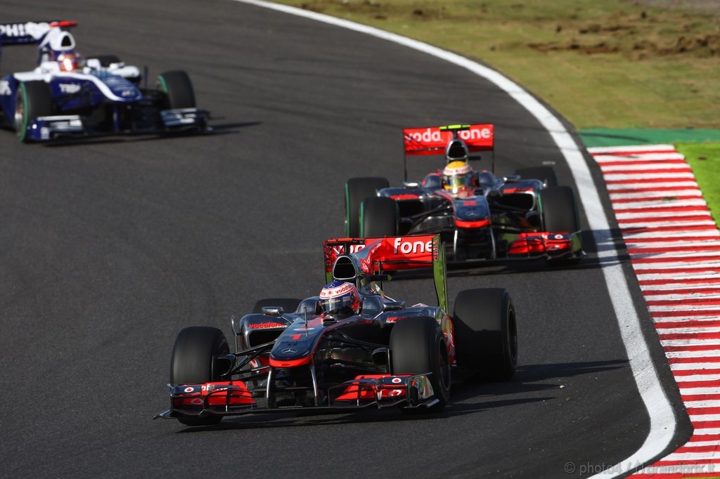 GP Giappone, Gara, Jenson Button (GBR), McLaren  Mercedes, MP4-25 davanti a Lewis Hamilton (GBR), McLaren  Mercedes, MP4-25 