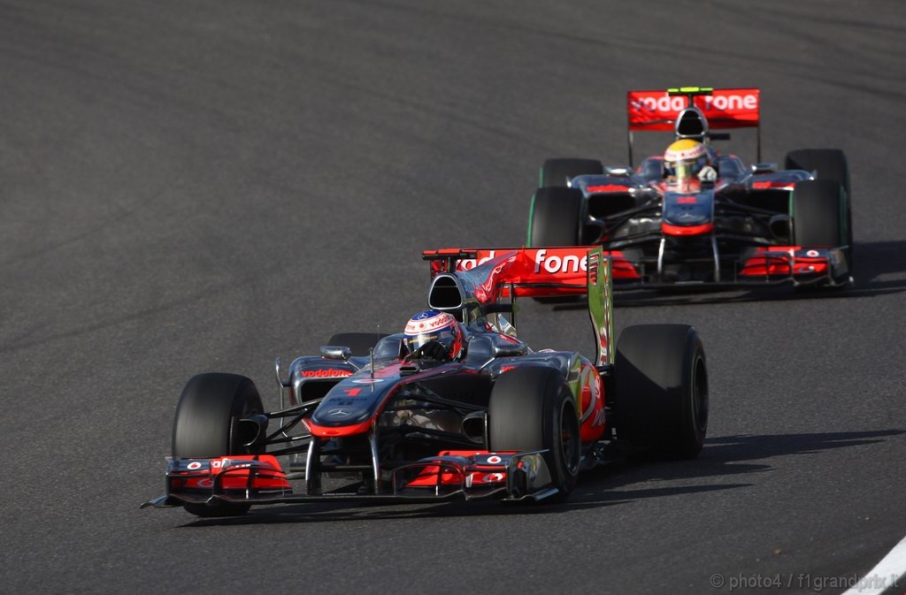 GP Giappone, Gara, Jenson Button (GBR), McLaren  Mercedes, MP4-25 davanti a Lewis Hamilton (GBR), McLaren  Mercedes, MP4-25 