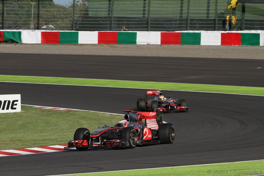 GP Giappone, Gara, Jenson Button (GBR), McLaren  Mercedes, MP4-25 davanti a Lewis Hamilton (GBR), McLaren  Mercedes, MP4-25 