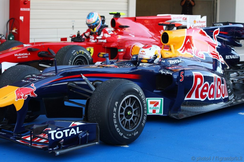 GP Giappone, Gara, Sebastian Vettel (GER), Red Bull Racing, RB6 vincitore e Fernando Alonso (ESP), Ferrari, F10 terzo 