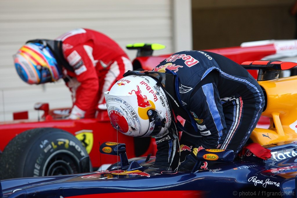 GP Giappone, Gara, Sebastian Vettel (GER), Red Bull Racing, RB6 vincitore e Fernando Alonso (ESP), Ferrari, F10 terzo 