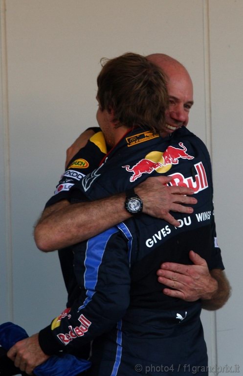 GP Giappone, Gara, Sebastian Vettel (GER), Red Bull Racing, RB6 vincitore e Adrian Newey (GBR), Red Bull Racing , Technical Operations Director