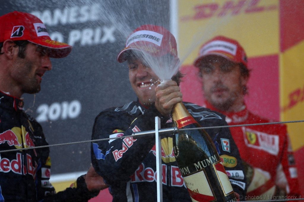 GP Giappone, Gara, Sebastian Vettel (GER), Red Bull Racing, RB6 vincitore, Mark Webber (AUS), Red Bull Racing, RB6 secondo e Fernando Alonso (ESP), Ferrari, F10 terzo