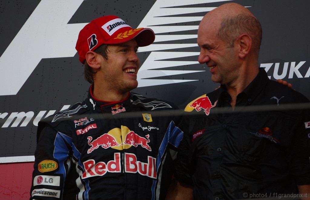 GP Giappone, Gara, Sebastian Vettel (GER), Red Bull Racing, RB6 vincitore e Adrian Newey (GBR), Red Bull Racing , Technical Operations Director