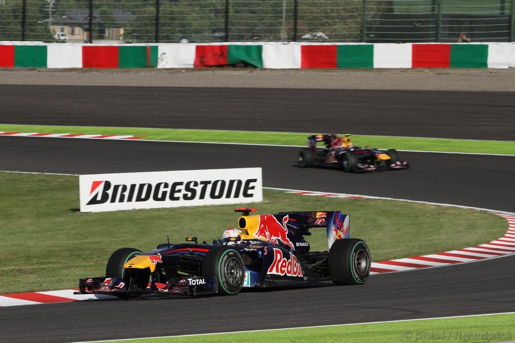 GP Giappone, Gara, Sebastian Vettel (GER), Red Bull Racing, RB6 davanti a Mark Webber (AUS), Red Bull Racing, RB6 