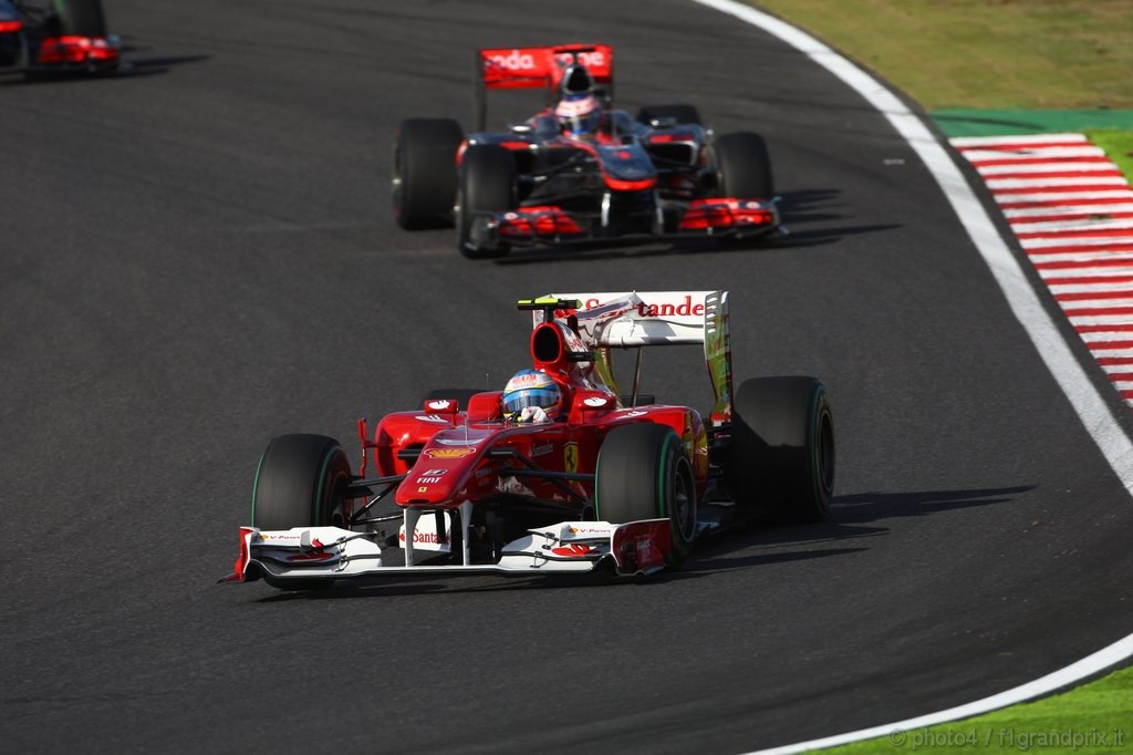GP Giappone, Gara, Fernando Alonso (ESP), Ferrari, F10 davanti a Jenson Button (GBR), McLaren Mercedes, MP4-25