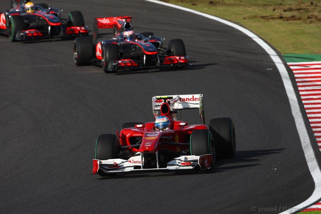 GP Giappone, Gara, Fernando Alonso (ESP), Ferrari, F10 davanti a Jenson Button (GBR), McLaren Mercedes, MP4-25