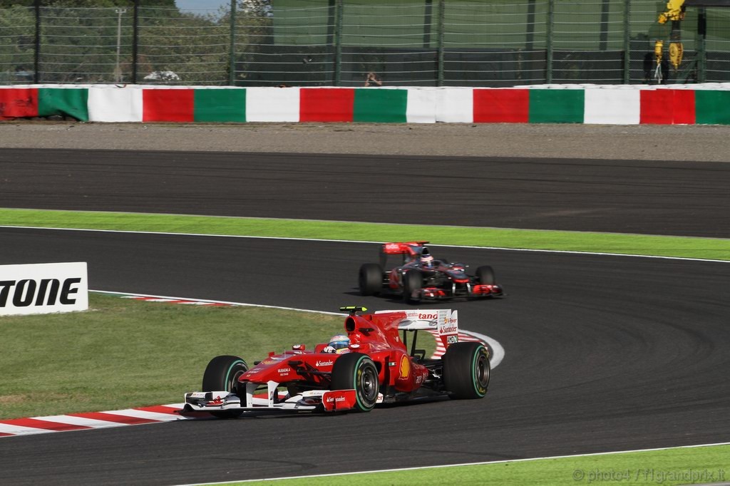 GP Giappone, Gara, Fernando Alonso (ESP), Ferrari, F10 davanti a Jenson Button (GBR), McLaren  Mercedes, MP4-25 
