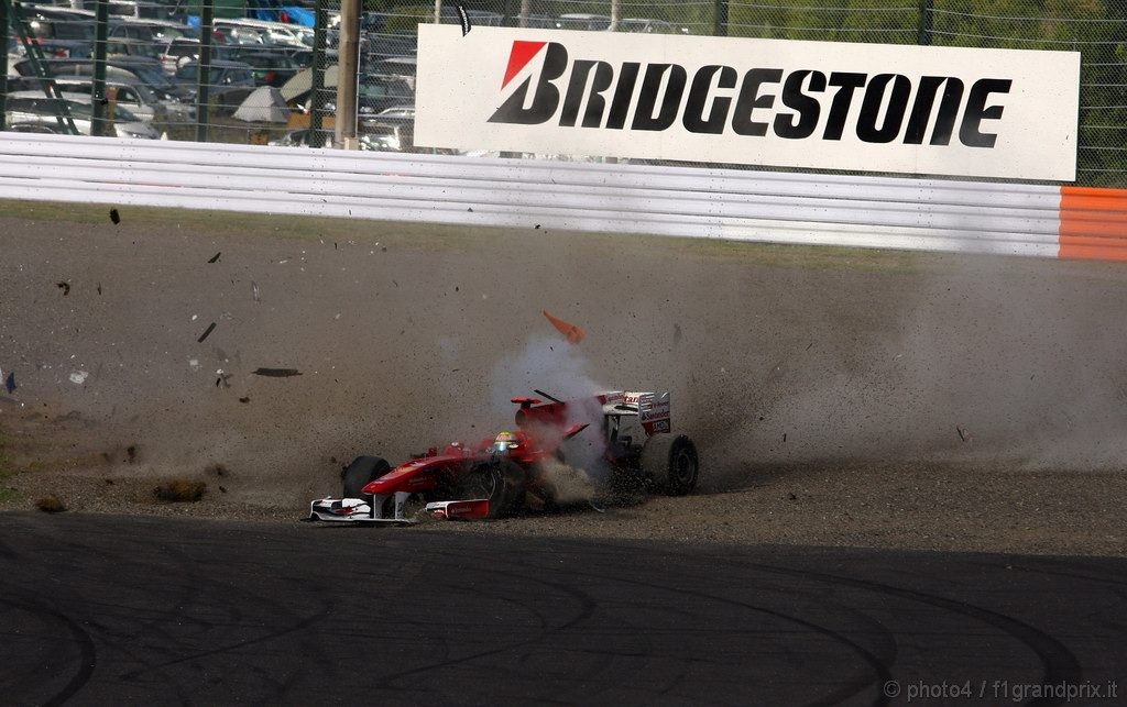 GP Giappone, Gara, Felipe Massa (BRA), Ferrari, F10 crash 