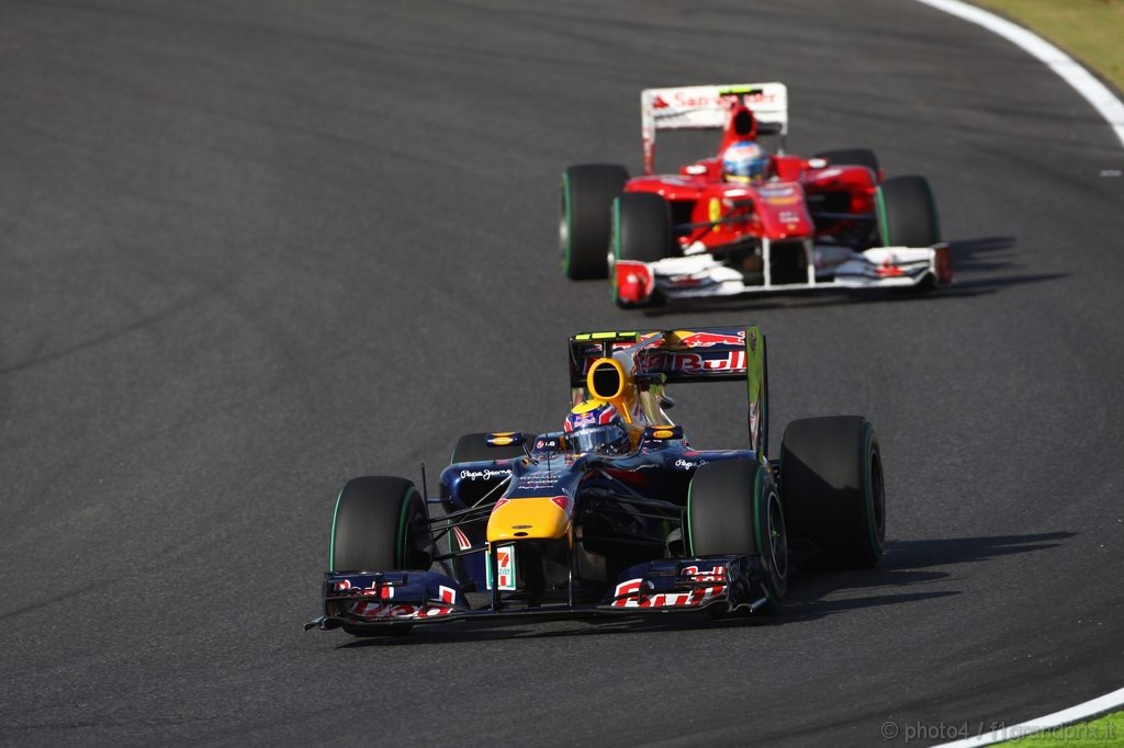 GP Giappone, Gara, Mark Webber (AUS), Red Bull Racing, RB6 davanti a Fernando Alonso (ESP), Ferrari, F10 