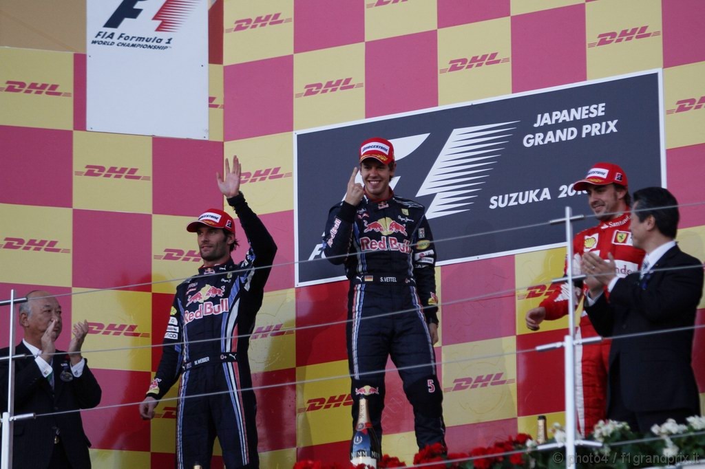GP Giappone, Gara, Sebastian Vettel (GER), Red Bull Racing, RB6 vincitore, Mark Webber (AUS), Red Bull Racing, RB6 secondo e Fernando Alonso (ESP), Ferrari, F10 terzo 