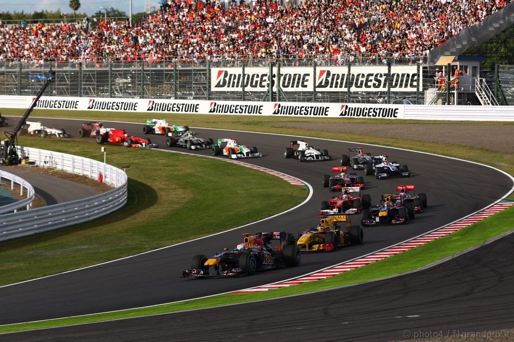 GP Giappone, Gara, Start, crash between Felipe Massa (BRA), Ferrari, F10 e Vitantonio Liuzzi (ITA), Force India F1 Team, VJM03