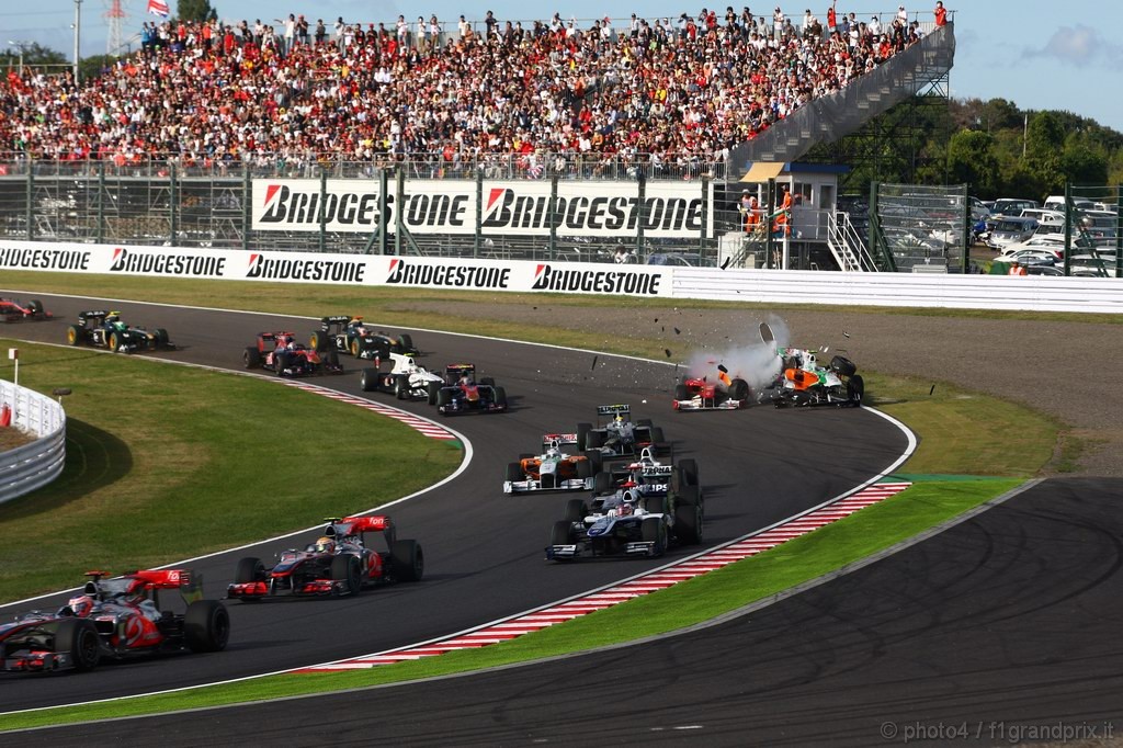 GP Giappone, Gara, Start, crash between Felipe Massa (BRA), Ferrari, F10 e Vitantonio Liuzzi (ITA), Force India F1 Team, VJM03 