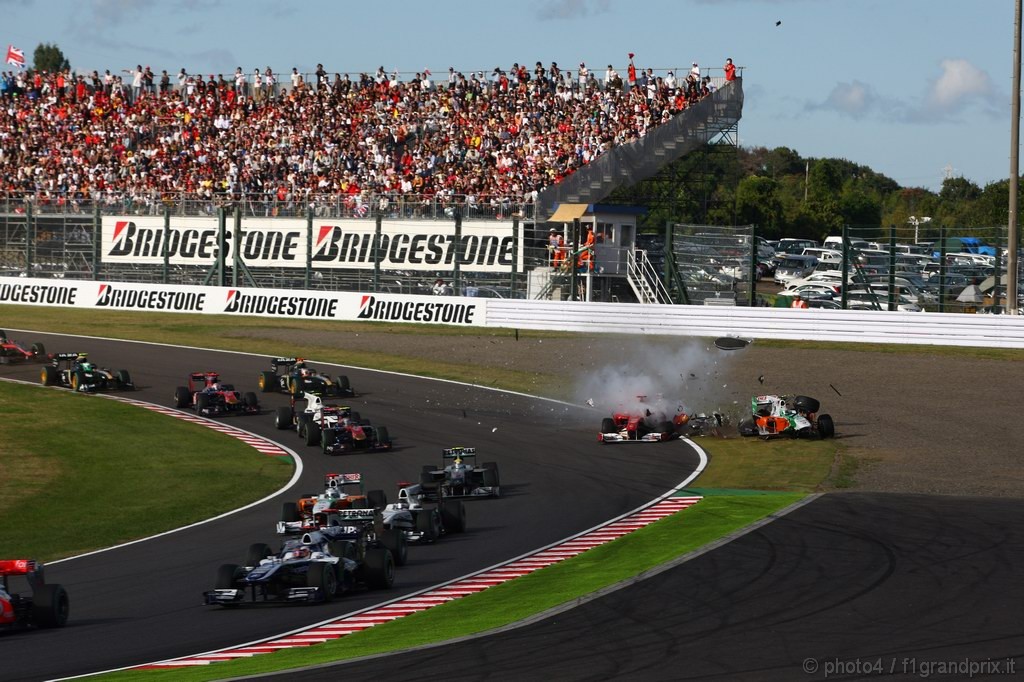 GP Giappone, Gara, Start, crash between Felipe Massa (BRA), Ferrari, F10 e Vitantonio Liuzzi (ITA), Force India F1 Team, VJM03