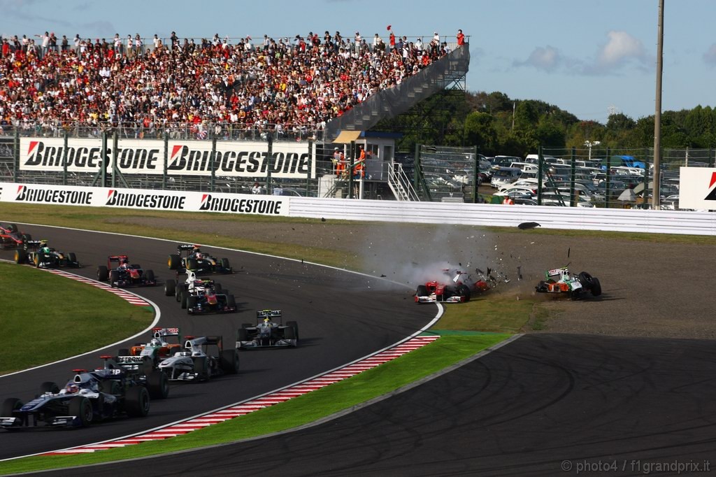 GP Giappone, Gara, Start, crash between Felipe Massa (BRA), Ferrari, F10 e Vitantonio Liuzzi (ITA), Force India F1 Team, VJM03