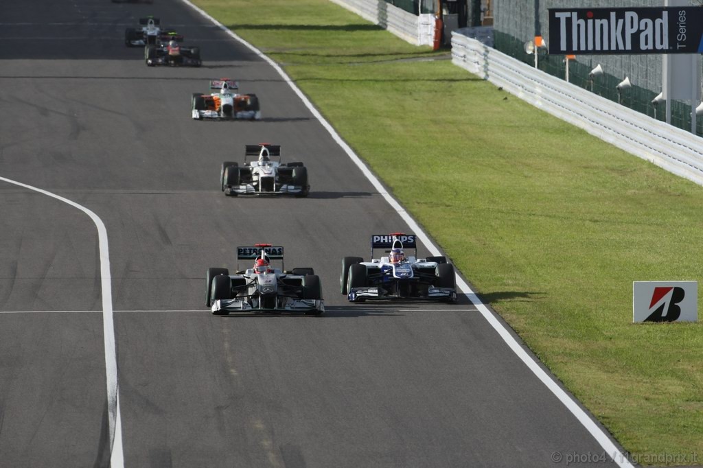 GP Giappone, Gara, Michael Schumacher (GER), Mercedes GP F1 Team, MGP W01 e Rubens Barrichello (BRA), Williams, FW32