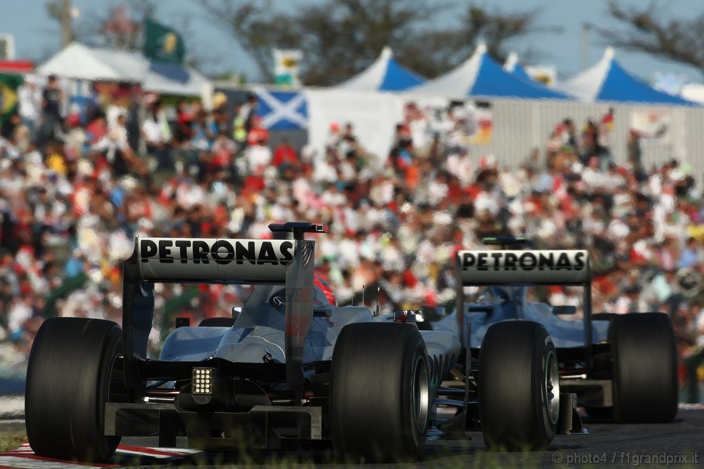 GP Giappone, Gara, Michael Schumacher (GER), Mercedes GP  F1 Team, MGP W01 e Nico Rosberg (GER), Mercedes GP F1 Team, MGP W01 