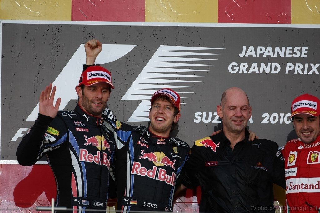 GP Giappone, Gara, Sebastian Vettel (GER), Red Bull Racing, RB6 vincitore, Mark Webber (AUS), Red Bull Racing, RB6 secondo, Fernando Alonso (ESP), Ferrari, F10 terzo e Adrian Newey (GBR), Red Bull Racing , Technical Operations Director 