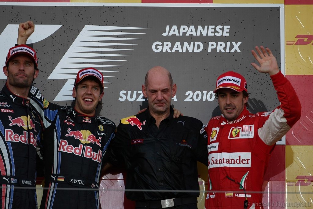 GP Giappone, Gara, Sebastian Vettel (GER), Red Bull Racing, RB6 vincitore, Mark Webber (AUS), Red Bull Racing, RB6 secondo, Fernando Alonso (ESP), Ferrari, F10 terzo e Adrian Newey (GBR), Red Bull Racing , Technical Operations Director 