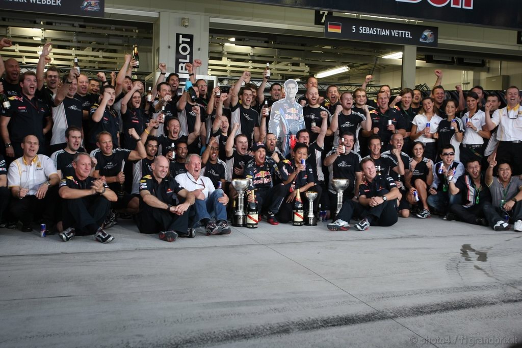 GP Giappone, Festeggiamenti, Sebastian Vettel (GER), Red Bull Racing, RB6 vincitore e Mark Webber (AUS), Red Bull Racing, RB6 secondo 