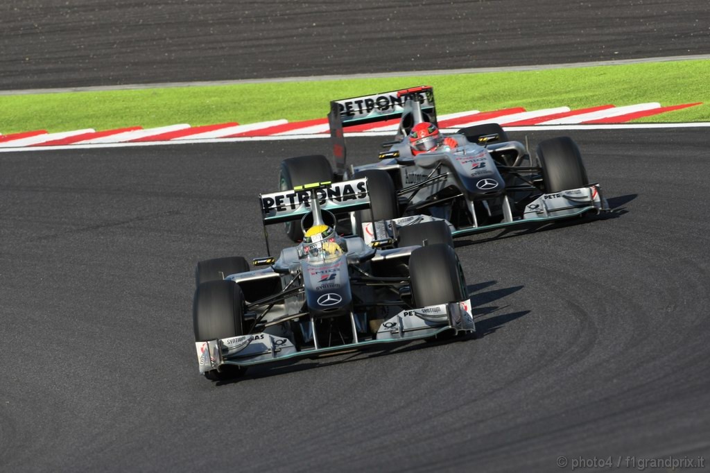 GP Giappone, Gara, Michael Schumacher (GER), Mercedes GP  F1 Team, MGP W01 e Nico Rosberg (GER), Mercedes GP F1 Team, MGP W01 