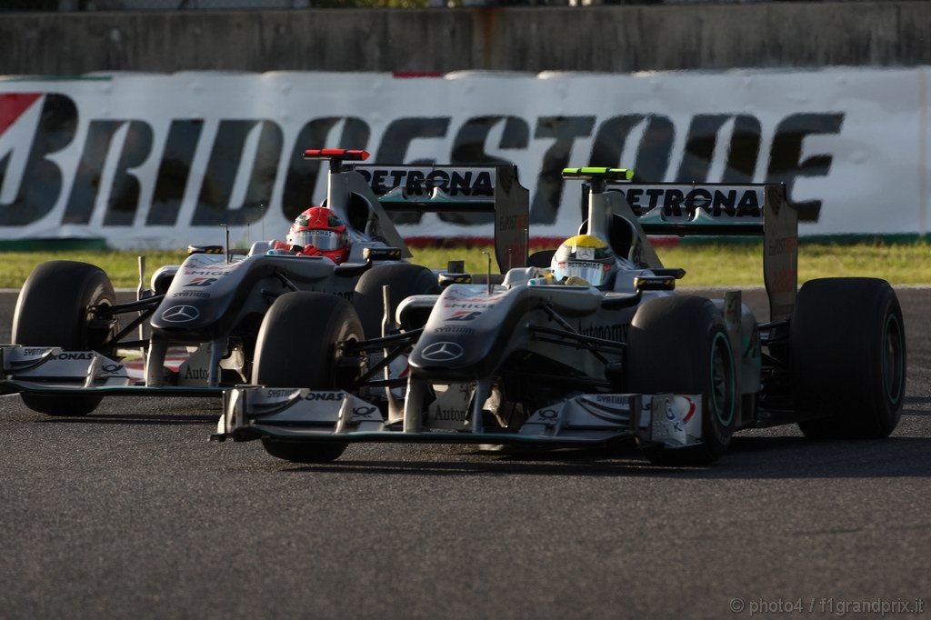 GP Giappone, Gara, Michael Schumacher (GER), Mercedes GP F1 Team, MGP W01 e Nico Rosberg (GER), Mercedes GP F1 Team, MGP W01