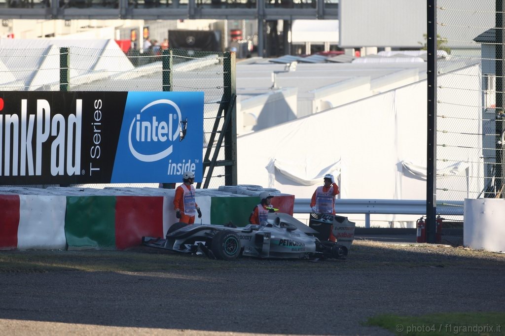 GP Giappone, Gara, Nico Rosberg (GER), Mercedes GP F1 Team, MGP W01 retires from the race