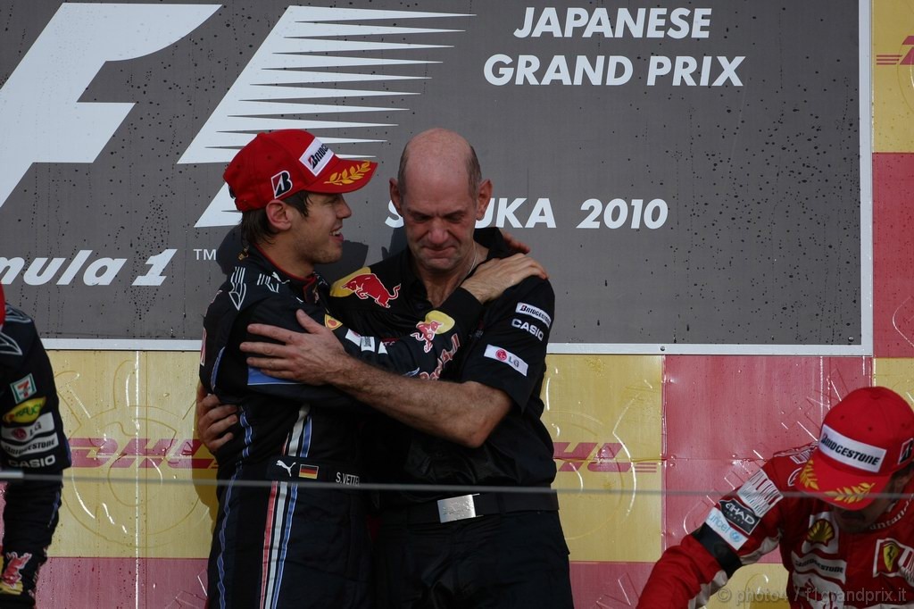 GP Giappone, Gara, Sebastian Vettel (GER), Red Bull Racing, RB6 vincitore e Adrian Newey (GBR), Red Bull Racing , Technical Operations Director 