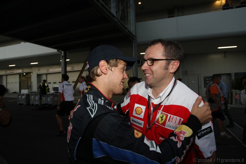 GP Giappone, Gara, Sebastian Vettel (GER), Red Bull Racing, RB6 vincitore e Stefano Domenicali (ITA), Head of the Gestione Sportiva 