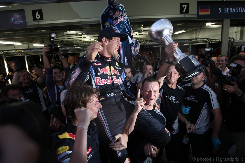 GP Giappone, Gara, Sebastian Vettel (GER), Red Bull Racing, RB6 vincitore, celebration