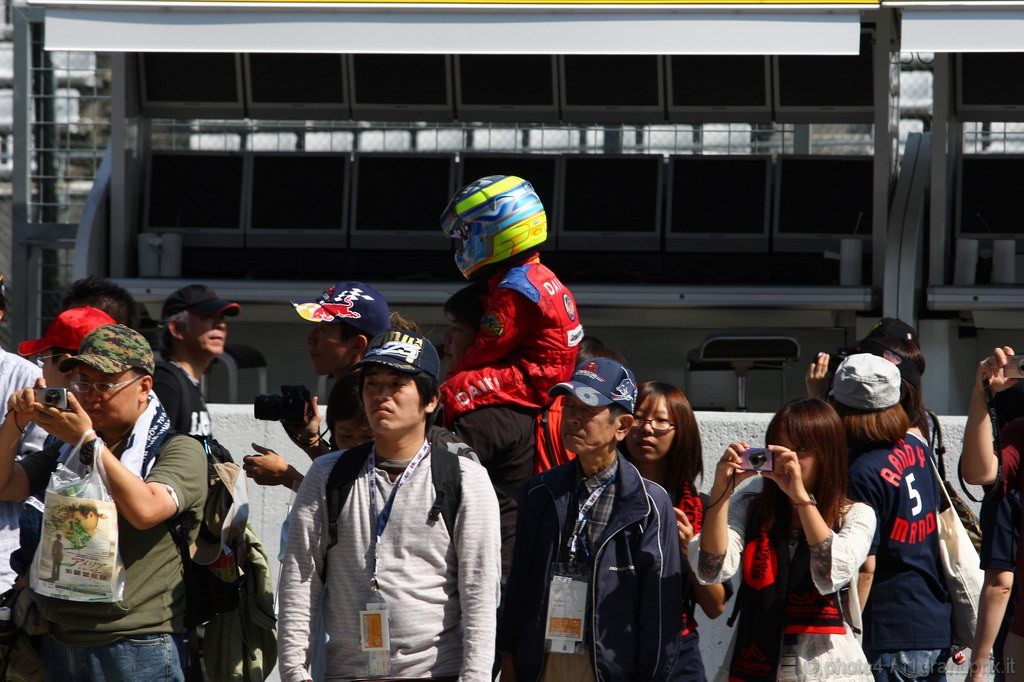 GP Giappone, Giovedi', Fans in the Pit lane
