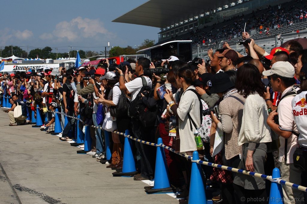 GP Giappone, Giovedi', Fans in the Pit lane