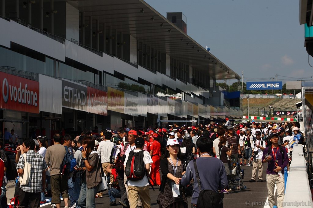 GP Giappone, Giovedi', Fans in the Pit lane