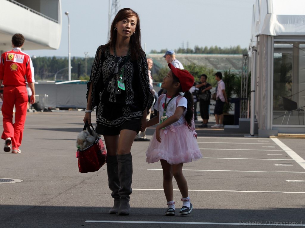 GP Giappone, Giovedi', ragazza nel paddock