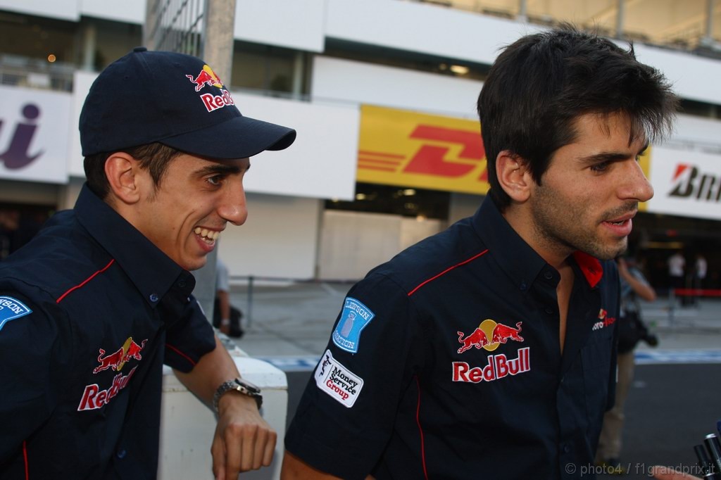 GP Giappone, Giovedi', Autograph session, Sébastien Buemi (SUI), Scuderia Toro Rosso, STR5 e Jaime Alguersuari (SPA), Scuderia Toro Rosso, STR5 