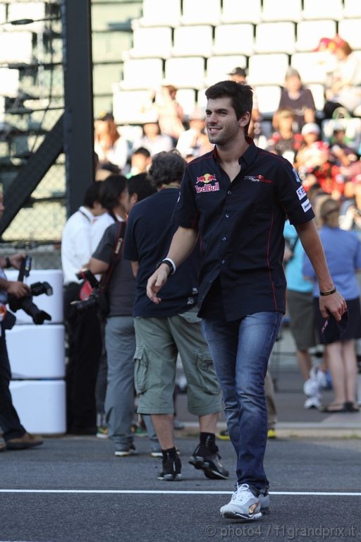 GP Giappone, Giovedi', Autograph session, Jaime Alguersuari (SPA), Scuderia Toro Rosso, STR5 