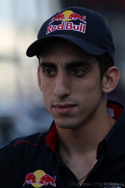 GP Giappone, Giovedi', Autograph session, Sébastien Buemi (SUI), Scuderia Toro Rosso, STR5 