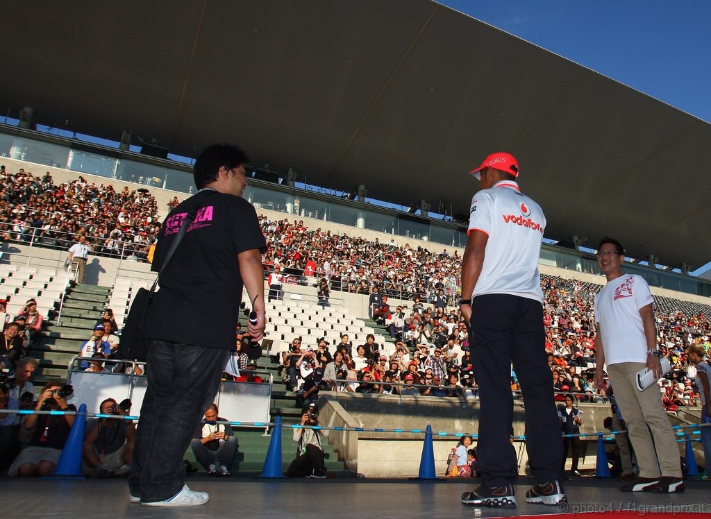 GP Giappone, Giovedi', Autograph session, Lewis Hamilton (GBR), McLaren Mercedes, MP4-25