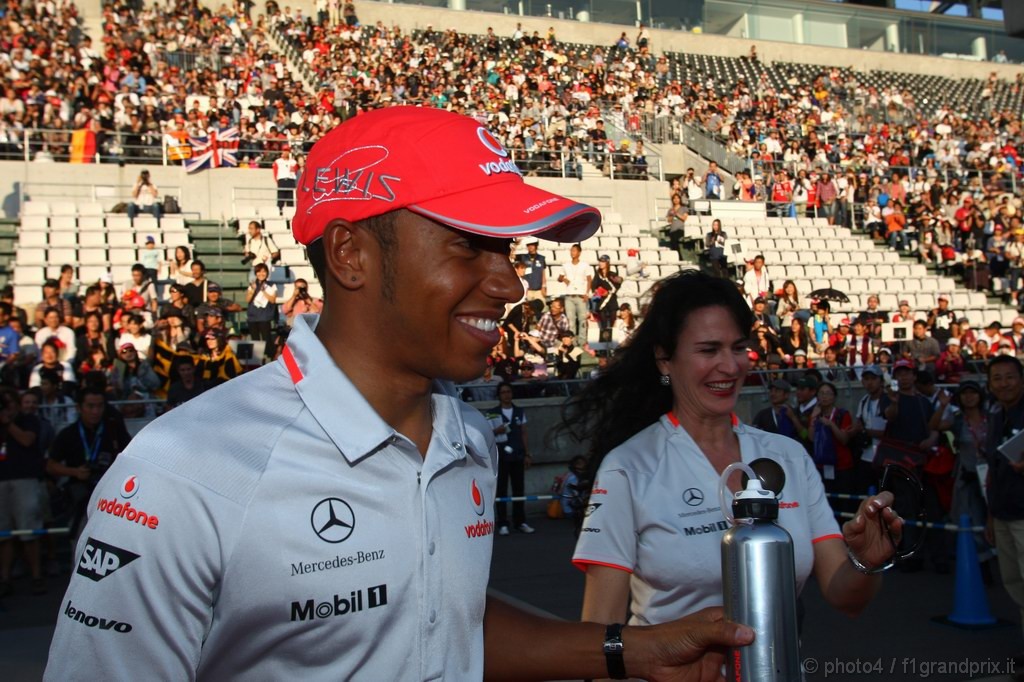 GP Giappone, Giovedi', Autograph session, Lewis Hamilton (GBR), McLaren Mercedes, MP4-25