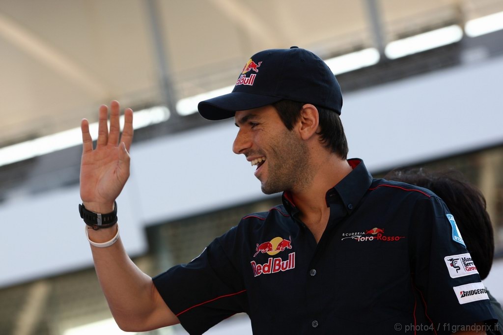 GP Giappone, Giovedi', Autograph session, Jaime Alguersuari (SPA), Scuderia Toro Rosso, STR5